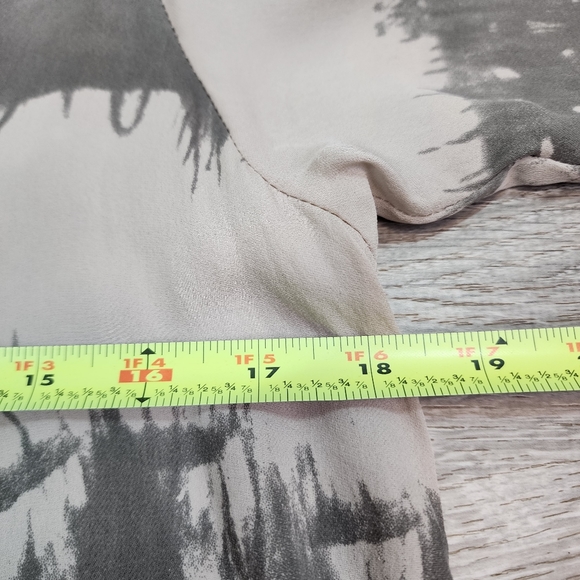 PARKER Silk Beige Green Short Sleeve Top Keyhole Blouse Size Large - Picture 9 of 12